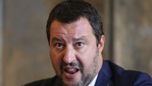 13 deţinuţi români, condamnaţi în Italia pentru agresiuni sexuale, crime, şantaj, expediați cu avionul la Bucureşti/ Salvini: Criminalii străini găzduiţi în puşcăriile noastre trebuie să execute pedeapsa în ţara lor de origine