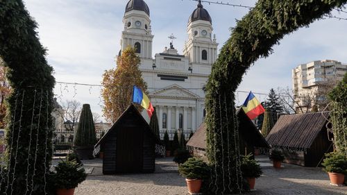 La Iași, iluminatul festiv al sărbătorilor de iarnă se aprinde de Ziua Națională / În premieră, în Piața Unirii se deschide și un patinoar