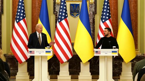 BREAKING VIDEO Moment istoric la Kiev: Joe Biden, vizită surpriză în capitala Ucrainei, înainte de marcarea unui an de la invazia rusă / Liderul american anunță un nou pachet de asistență de jumătate de miliard de dolari: Putin „s-a înșelat amarnic”