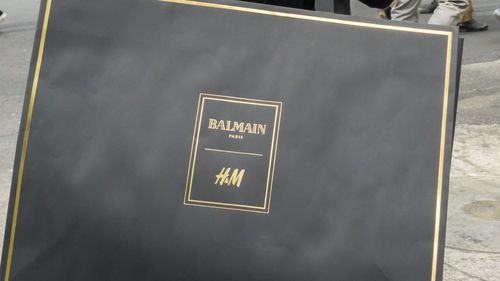 În era în care luxul începe să își piardă din aura inaccesibilității, colaborările cu branduri mass-market devin noua strategie de supraviețuire