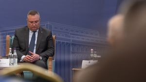 Ciucă, după reţinerea lui Piţurcă şi a directorului Romarm: Am cerut instituţiilor să pună la dispoziţie documentele necesare pentru derularea cercetării penale, astfel încât cei responsabili şi toţi cei care încalcă legea să plătească