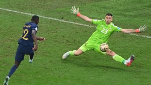 Portarul argentinian Emiliano Martinez şi-a tatuat Cupa Mondială pe „gamba norocoasă”