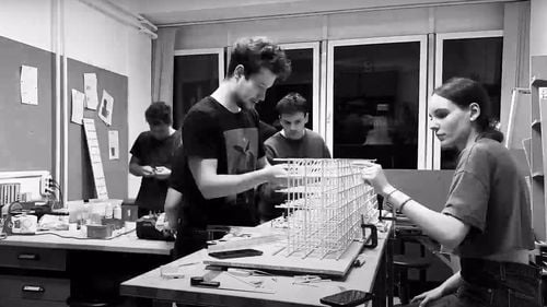 VIDEO Studenții care învață să proiecteze turnuri rezistente la cutremure, în competiție cu universități reputate din SUA