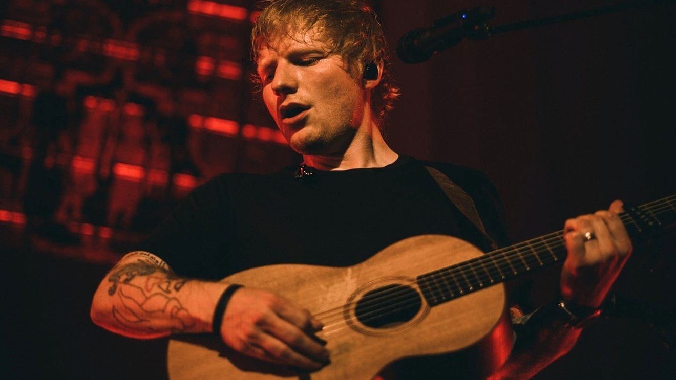 Un oraș va sărbători seria de concerte ale lui Ed Sheeran, devenind roz.
