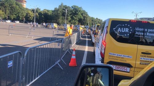 Câteva zeci de persoane, la un protest AUR în Piaţa Victoriei, faţă de situaţia şcolilor şi azilelor / Partidul condus de George Simion a cumpărat 20 de microbuze școlare