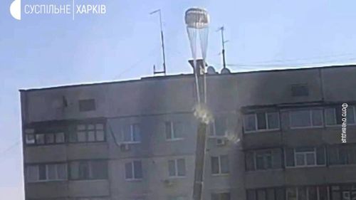 Bombe cu parașută în Harkov / Primarul anunță populația să stea departe de ele / Orașul se pregătește de atacul rușilor