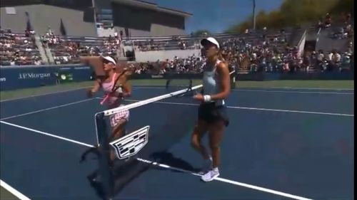 VIDEO Ucraineanca Marta Kostiuk a refuzat să dea mâna cu belarusa Azarenka după meciul lor de la US Open / Cele două sportive au recurs doar la un salut cu rachetele la fileu