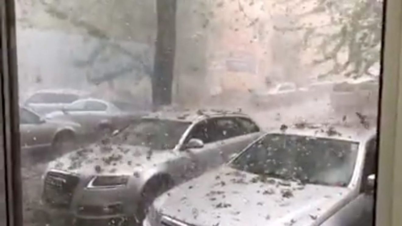 VIDEO Imagini spectaculoase cu grindina cât oul de găină care a căzut în Zalău / Mai multe maşini şi acoperişuri de case din municipiu, distruse de grindină de mari dimensiuni