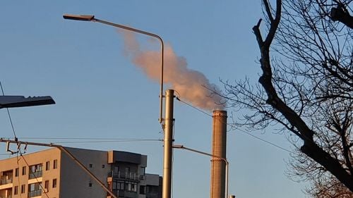 Explicația autorităților pentru poluarea masivă din București și alte orașe: Lipsa vântului și circulația aerului de sus în jos a creat efectul de ”capac” / Noxele au rămas la nivelul solului