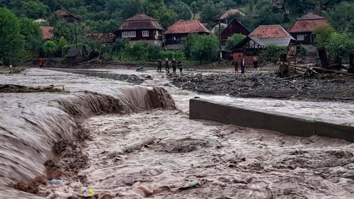 Trafic blocat pe DN 2N, în Vrancea, după ce viitura a rupt un pod din tuburi de beton