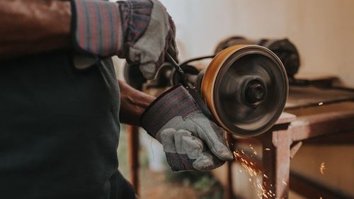 Trei adolescenți din Cluj au fost arestaţi preventiv după ce au furat echipamente electrice şi unelte din mai multe gospodării