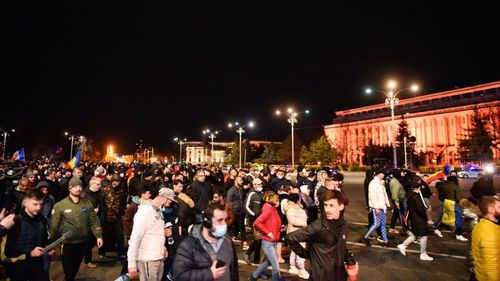 Jandarmeria anunță că proteste împotriva restricțiilor au avut loc luni seară în 70 de localități. Au fost date 650 de amenzi în valoare de peste 400.000 de lei
