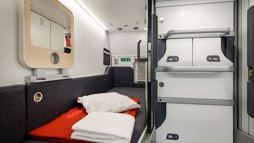 FOTO „Călătoria cu trenul este viitorul”: Compania austriacă care deține cea mai mare flotă de trenuri cu vagoane de dormit din Europa își propune să revoluționeze călătoriile prin paturi de tip capsulă