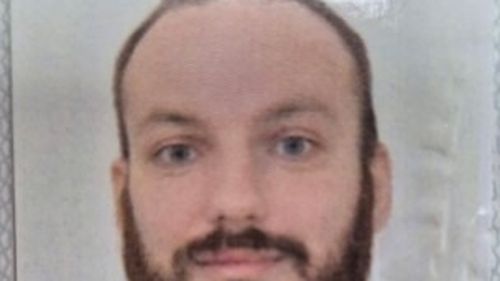 Poliția l-a prins pe bărbatul condamnat pentru crimă care a evadat marți în București / Era în apropierea unui mall din Oradea / A mers în total cu patru mașini și a încercat să-l convingă pe un șofer de tir să-l ducă mai departe