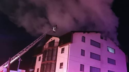 Incendiu la o pensiune din Călimănești / Cele două familii cazate au fost evacuate/ UPDATE Un angajat care se afla la mansardă a decedat