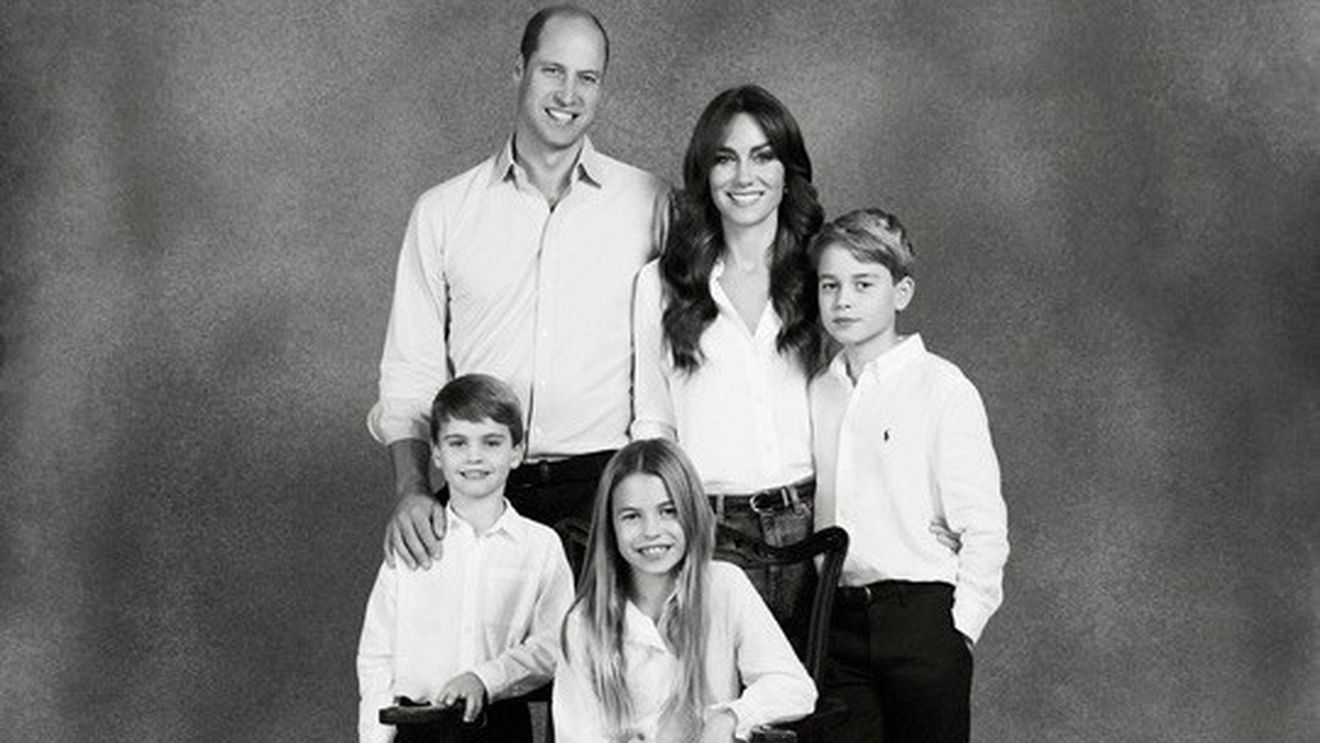Cum arată felicitările de Crăciun ale Familiei Regale britanice / Prinţul şi Prinţesa de Wales au preferat o fotografie alb-negru, iar Kate poartă blugi