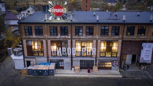 Fabrica de bere din Lvov produce acum cocteiluri Molotov și hrană pentru refugiaţi / Legea marţială în vigoare din Ucraina presupune implicit şi o prohibiţie asupra alcoolului