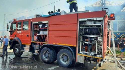 11 autospeciale au intervenit pentru a stinge un incendiu care a cuprins patru gospodării/ Mai multe butelii au explodat