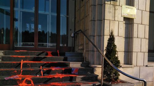 UPDATE Vopsea roșie, cuțite și fotografia lui Tudorel Toader pe scările Ministerului Justiției: protest inedit față de pasivitatea instituției în fața valului de infracțiuni săvârșite de eliberații condiționat