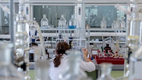 Peste 1.000 de proiecte de cercetare, lăsate fără 19 milioane de lei, cu trei luni înainte de finalul anului, de către Ministerul Cercetării / Autoritățile spun că sumele tăiate acum ar urma să fie realocate în 2023