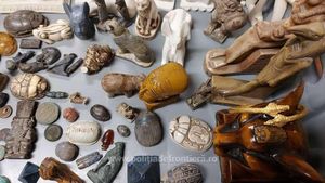 Doi cetăţeni libanezi, depistaţi pe Aeroportul Otopeni cu 80 de artefacte arheologice, care par să facă parte din patrimoniul cultural egiptean