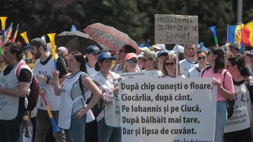 Sloganul zilei. Protestul profesorilor din Piața Victoriei: După chip cunoști o floare / Ciorcârlia, după cânt. / Pe Iohannis și pe Ciucă, / După bălbâit mai tare, / Dar și lipsa de cuvânt