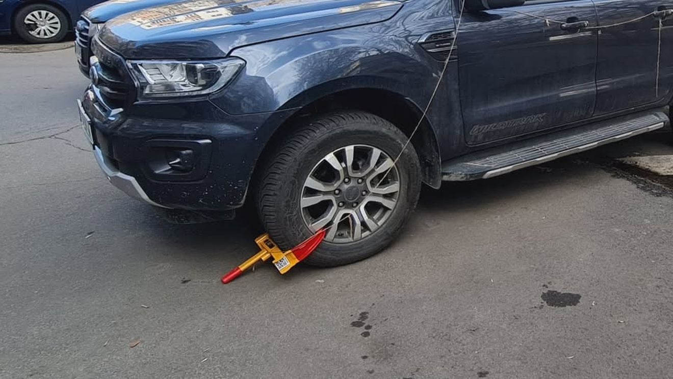 Consilier USR acuză Primăria Sectorului 4 de achiziții umflate la preț pentru blocatoare de roți