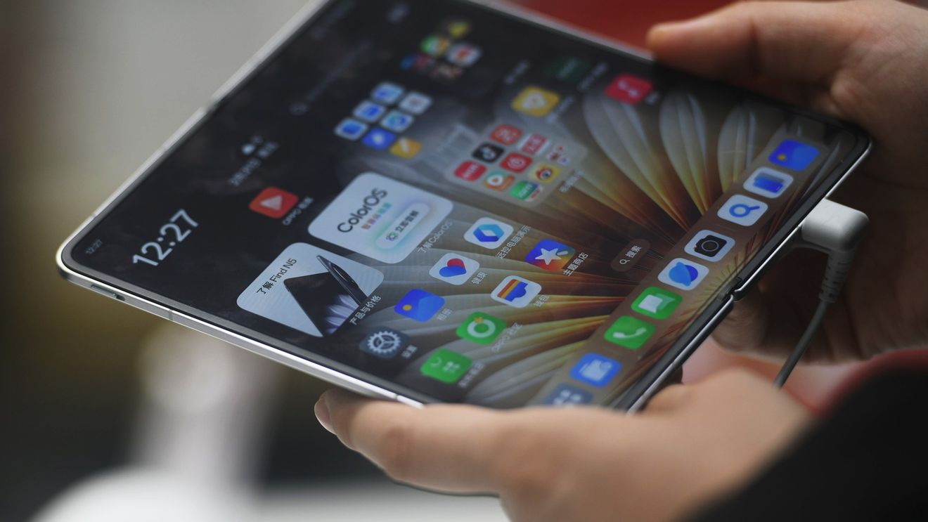 Oppo lansează Find N5, un telefon pliabil subţire de 1.870 de dolari, pentru a concura cu Samsung şi Huawei