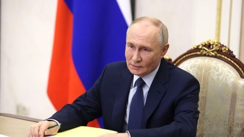 Şeful serviciului britanic de informaţii spune că nu vede nicio dovadă că Putin ar dori să negocieze pacea în Ucraina: „Ne duce de nas”
