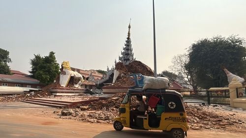 O echipă de asistenţă americană USAID a aflat că va fi concediată când era în Myanmar pentru a ajuta după cutremurul devastator de luna trecută
