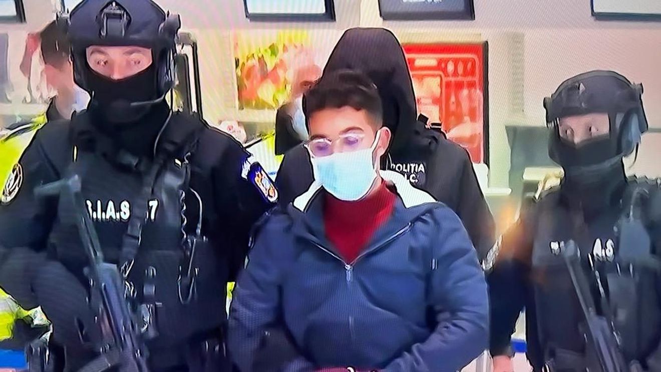 FOTO Studentul de origine marocană, suspect în cazul uciderii cleor doi tineri din Iași, a fost adus în țară