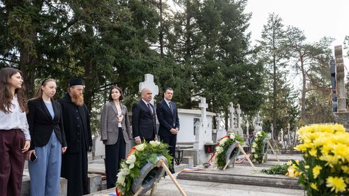 FOTO Premierul Ilie Bolojan: Pe 27 martie se împlinesc 108 ani de la Unirea Basarabiei cu România. Am depus astăzi coroane de flori la mormintele lui Gurie Grosu, Pantelimon Halippa, Daniel Ciugureanu și Ioan Pelivan, în semn de respect și recunoștință pentru jertfa lor