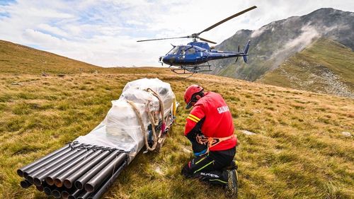 FOTO 6 tone de materiale destinate semnalizării traseelor din Munții Făgăraș, transportate cu elicopterul / S-au efectuat 9 zboruri, iar încărcătura a fost descărcată în 7 puncte aflate la peste 2.000 de metri altitudine
