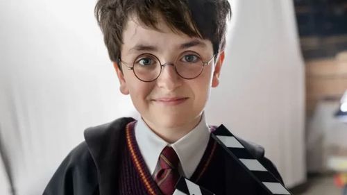 Serialul „Harry Potter” - Primele imagini de la filmări îi arată pe Hagrid şi pe tânărul vrăjitor pe străzile Londrei