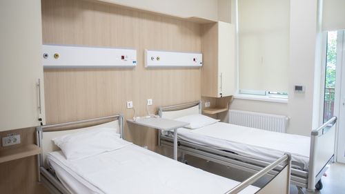 Un pacient de la Spitalul Judeţean din Arad a fost nevoit să-şi cumpere pernă la internare pentru că nu i s-a oferit una