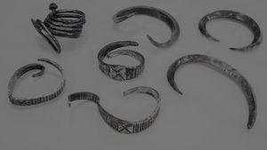 O comoară vikingă milenară, descoperită în Danemarca: Sunt exemplare foarte vechi, care leagă Scandinavia și în special Aarhus de Est și de Vest