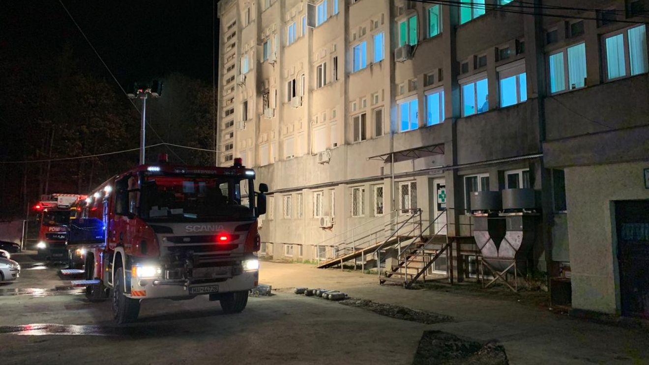 SURSE: Un medic de la Piatra Neamț are arsuri grave după ce a încercat să-i salveze pe pacienții cu Covid în incendiul de la Spitalul Județean