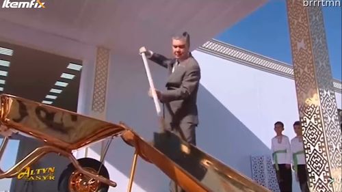 VIDEO Președintele Turkmenistanului a inaugurat un șantier cu o lopată și o roabă din aur/ Gurbangulî Berdîmuhamedov și-a ridicat anterior propria statuie din aur, dar și una uriașă care înfățișează un câine