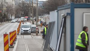 Nicuşor Dan anunţă că s-a turnat asfalt pe linia 5 între şinele de tramvai şi se lucrează la montarea traverselor şi a şinei / Termenul de finalizare a reabilitării este februarie 2025