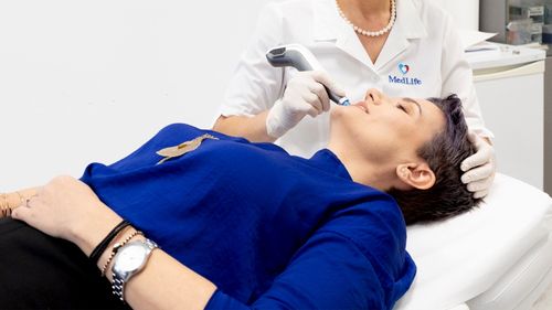 Cremele cu factor de protecţie solară, esenţiale pentru sănătatea pielii. Medic dermatolog: „Nu există bronz sănătos!”