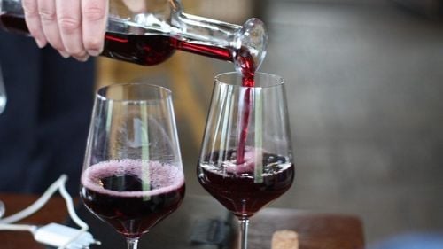 Francezii beau mai puţin vin din cauza inflaţiei ridicate şi aleg sortimentele mai ieftine