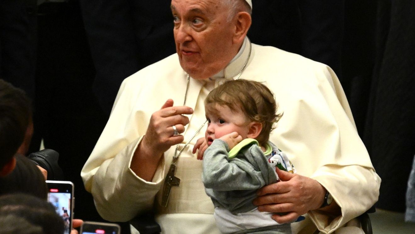 Papa spune că în Italia doar oamenii bogați își permit să aibă copii/ Despre o femeie care creștea un câine pe post de ”copil”: ”Mi-am pierdut răbdarea şi am mustrat-o spunându-i că mulţi copii sunt flămânzi şi tu îmi aduci un câine”