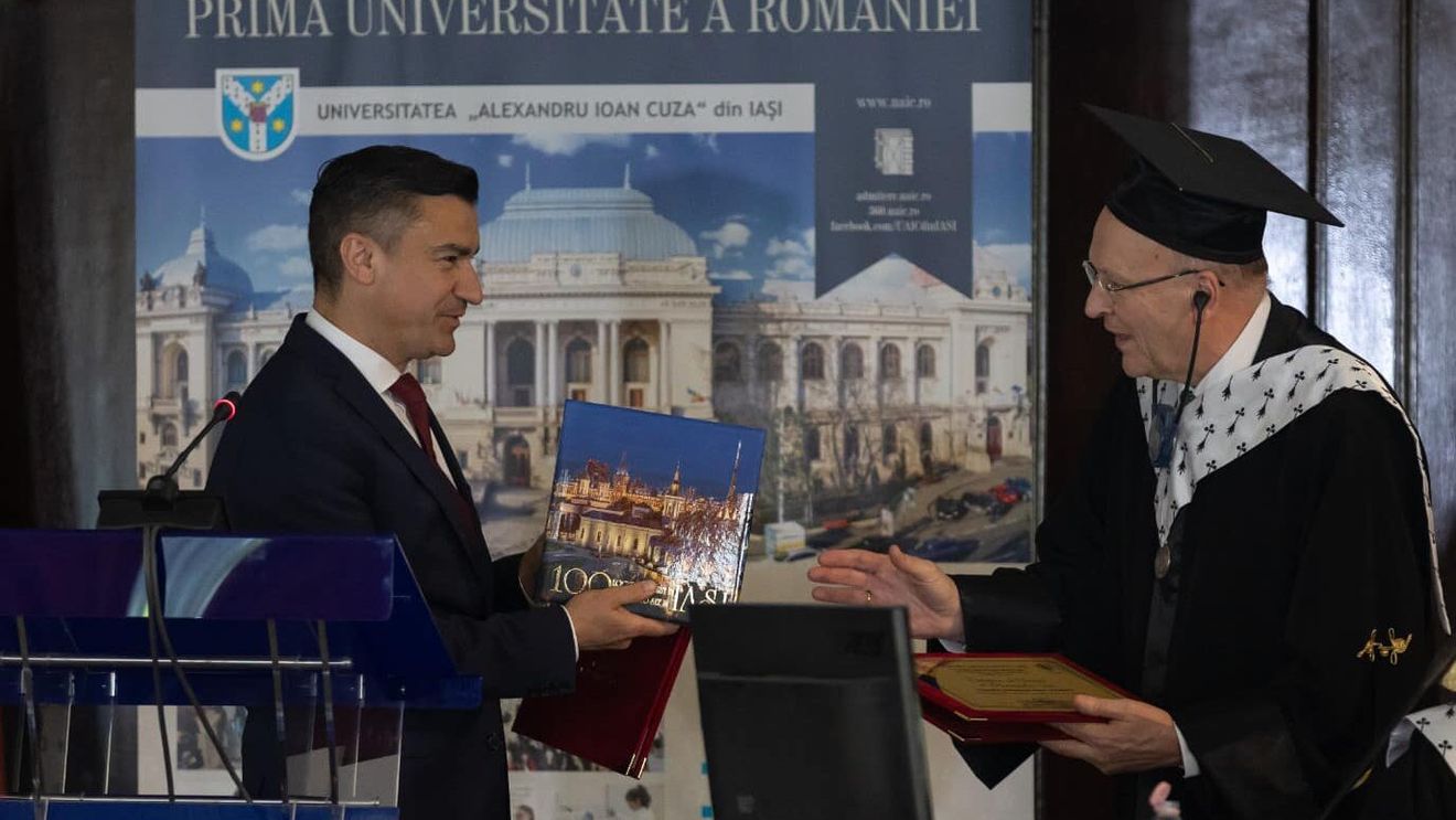 VIDEO Moment controversat la Iași: Primarul Mihai Chirica, trimis în judecată într-un dosar de corupție, invitat pe scenă la decernarea titlului de Doctor Honoris Causa președintelui Curții de Justiție a UE