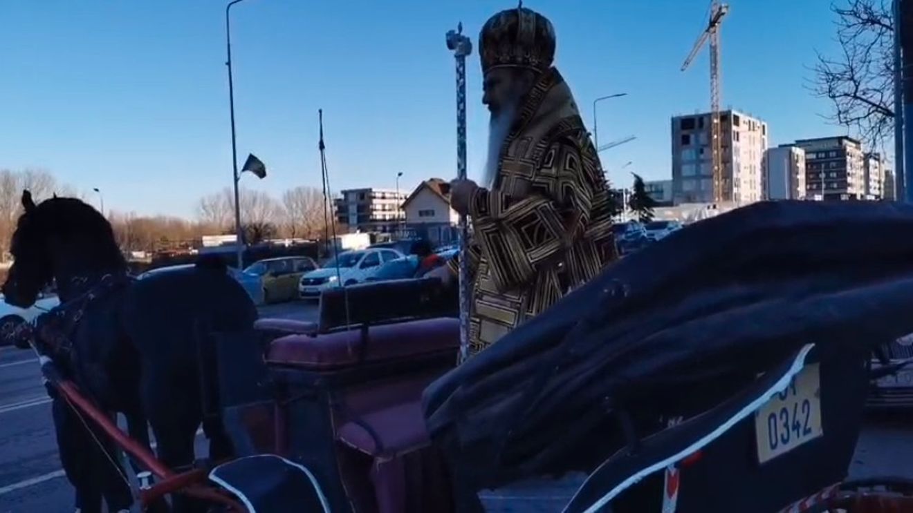 VIDEO Încă o procesiune organizată de Teodosie în plină pandemie: Mai mulți preoți și credincioși participă la un eveniment în Constanța. Arhiepiscopul Tomisului, în caleașcă