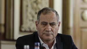 Vicepremierul Marian Neacșu a încasat anul trecut 50.000 de euro doar de la un comitet obscur al Exim Banca Românească
