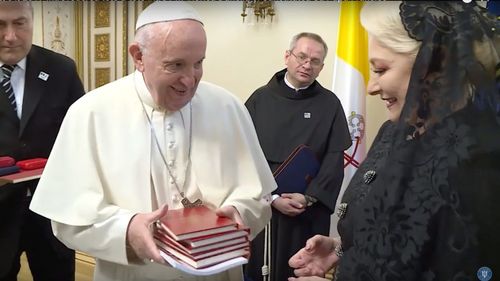 VIDEO Papa i-a oferit premierului Viorica Dăncilă mai multe cărți: Aceasta este o mică bibliotecă