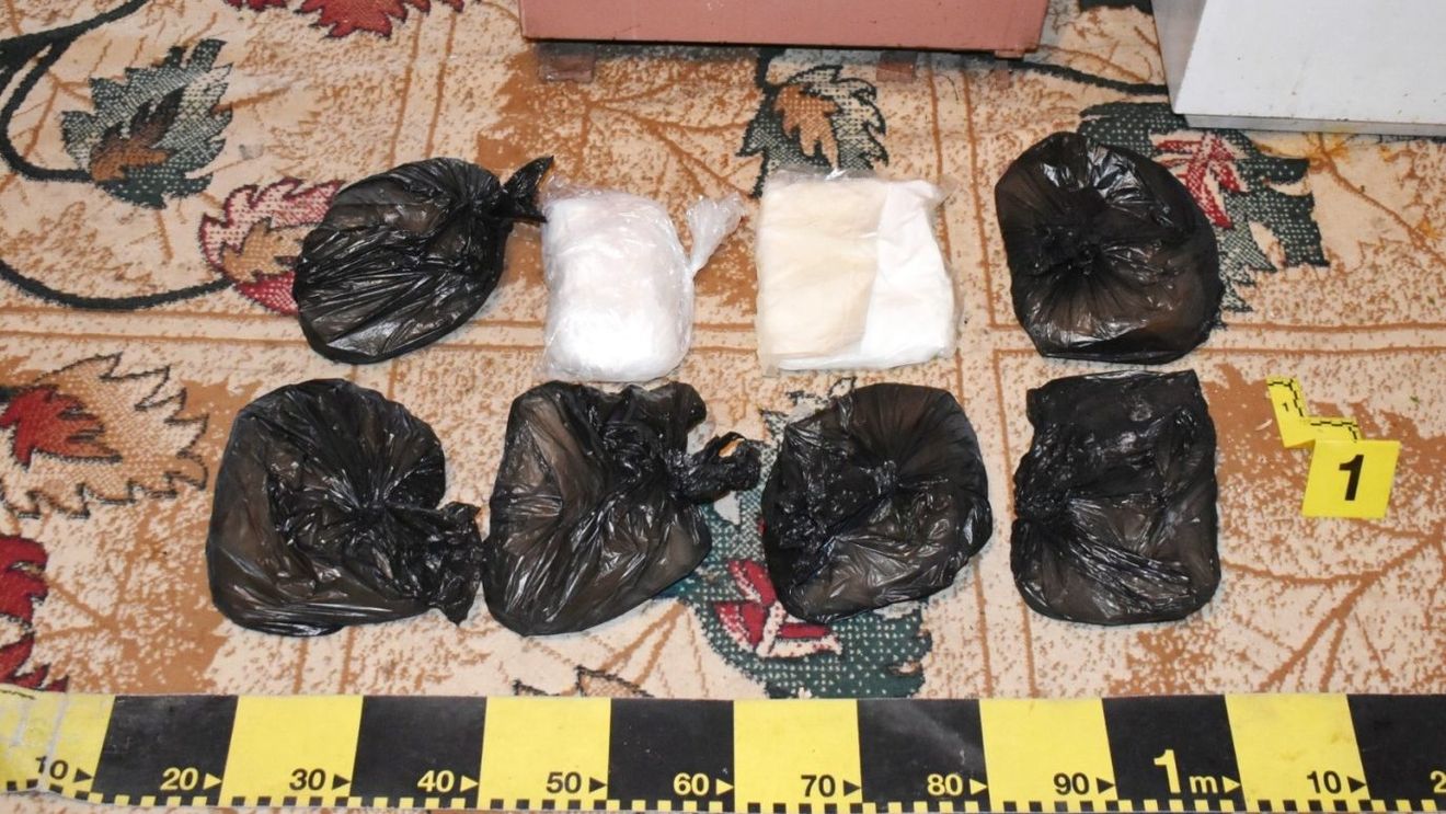 Două persoane din Galați au fost arestate preventiv pentru 30 de zile după ce au fost prinse cu peste 7 kilograme de amfetamină, susțin procurorii DIICOT