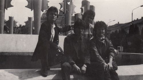 FOTO Detalii din tinerețea lui Ludovic Orban: piesă interzisă de cenzură la radio, meditații luate de la fratele mai mare, Leonard Orban