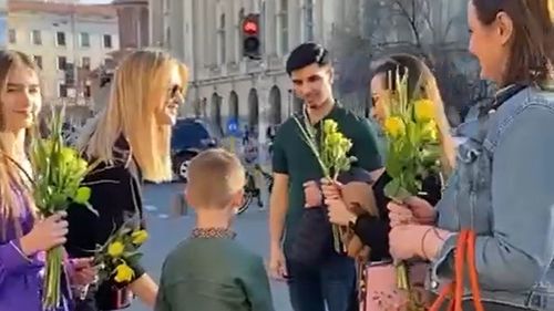 VIDEO Copii ucraineni, împreună cu mamele lor, au oferit flori bucureștenilor, în semn de mulțumire pentru sprijinul acordat