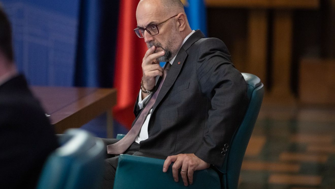 Kelemen Hunor spune că regula respingerii agresiunii se aplică și în cazul celor care-i atacă pe politicienii care afișează steagul secuiesc / „Considerăm inacceptabilă și respingem orice fel de agresiune”, afirmă liderul UDMR după ce o jurnalistă angajată a Radioului public din Târgu Mureș a fost amenințată cu moartea de un politician din Ungaria